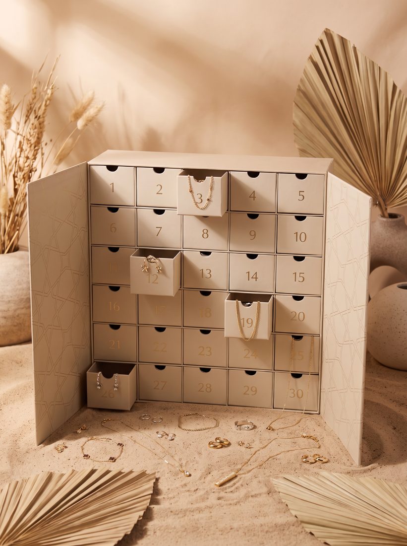 SANZIQ Gold Jewellery Calendar: drawer calendar with jewellery in the open drawers