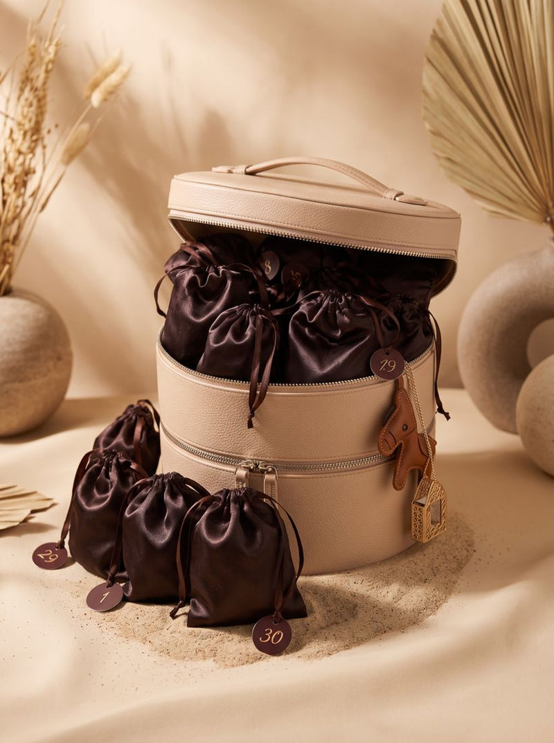 SANZIQ Hijab Calendar: vanity case filled with numbered satin pouches