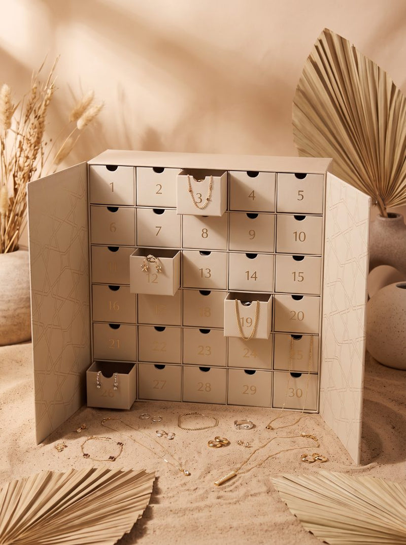 SANZIQ Gold Jewellery Calendar: drawer calendar with jewellery in the open drawers